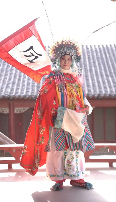 抖音645萬粉絲網(wǎng)紅開封王婆“變身”穆桂英！網(wǎng)友點(diǎn)贊英姿颯爽 威武霸氣