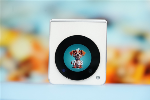 折疊屏手機(jī)僅2999元！努比亞Flip圖賞