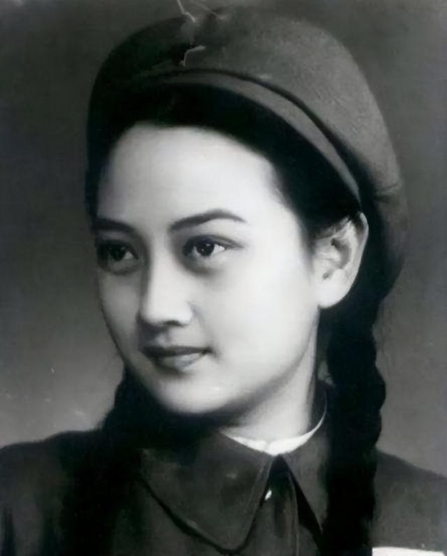 王曉棠 上世紀(jì)家喻戶曉的女將軍，60后們的女神，如今卻少有人知（上世紀(jì)家喻戶曉的女將軍）(2)