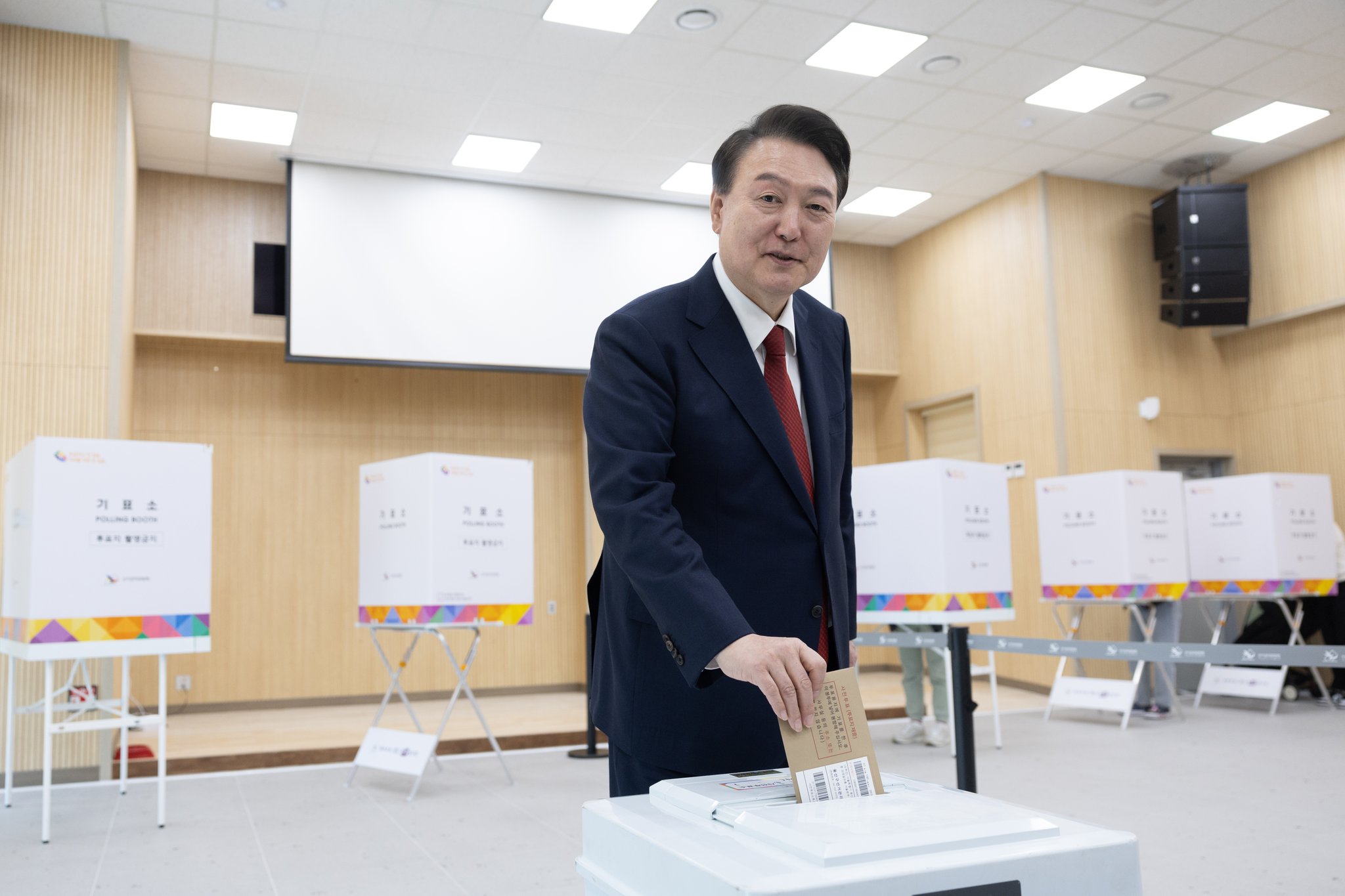 “中期考核”大敗、一眾高官集體辭職，韓國(guó)總統(tǒng)尹錫悅要面臨什么？