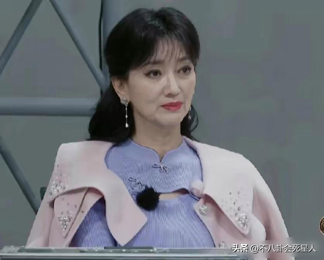 "趙雅芝穿著紫色套裝引爭議，70歲扮嫩還是自由選擇？" 8