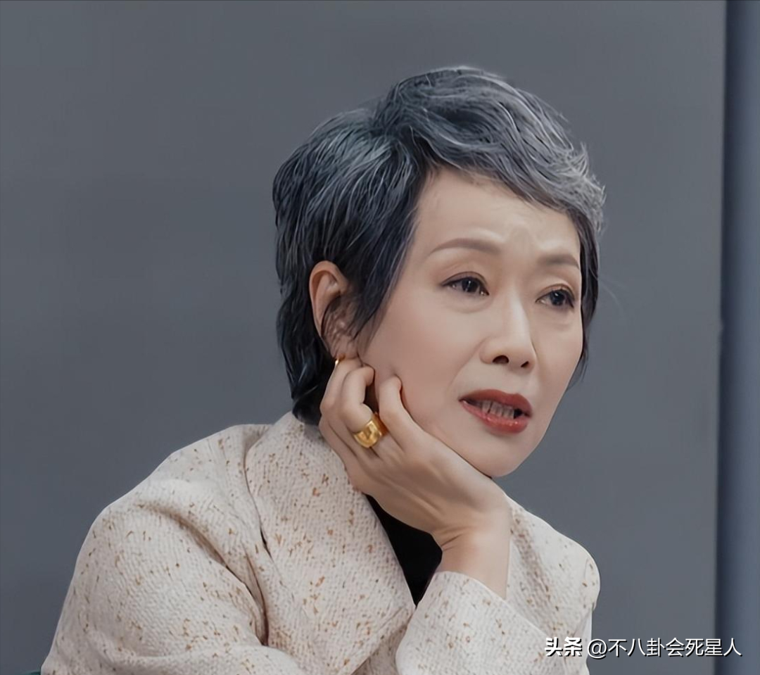 "趙雅芝穿著紫色套裝引爭議，70歲扮嫩還是自由選擇？" 30