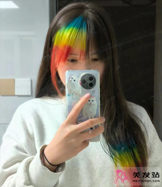 今年染發(fā)流行趨勢 浪漫彩虹色劉海染