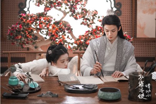 網(wǎng)劇《孔雀圣使請(qǐng)動(dòng)心》今日開播，周峻緯張楚寒演繹雙世甜愛