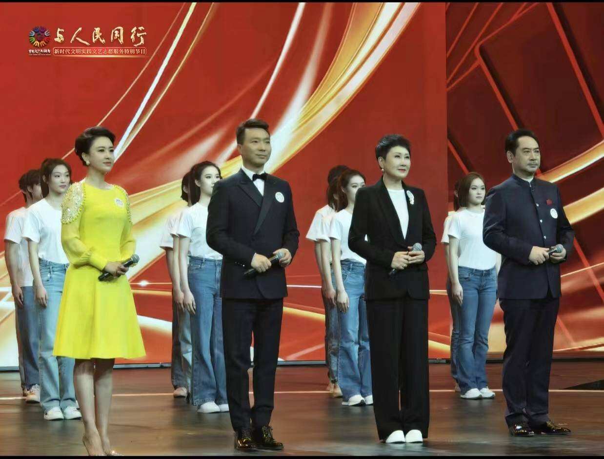 張凱麗、林永健、任魯豫獲學(xué)雷鋒志愿服務(wù)“四個(gè)100”最美志愿者表彰