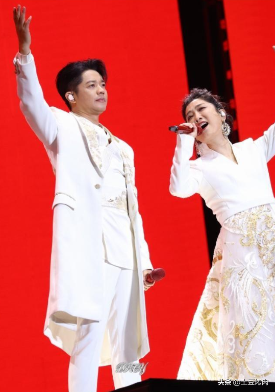 鳳凰傳奇演唱會(huì)全場(chǎng)大合唱，山河圖臺(tái)下卻不唱了，網(wǎng)友：太好笑了 32
