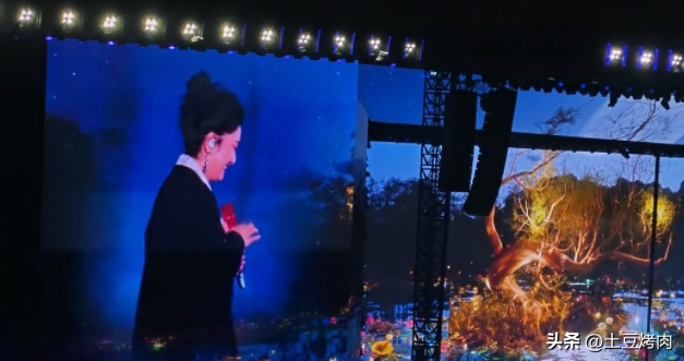鳳凰傳奇演唱會(huì)全場(chǎng)大合唱，山河圖臺(tái)下卻不唱了，網(wǎng)友：太好笑了 30