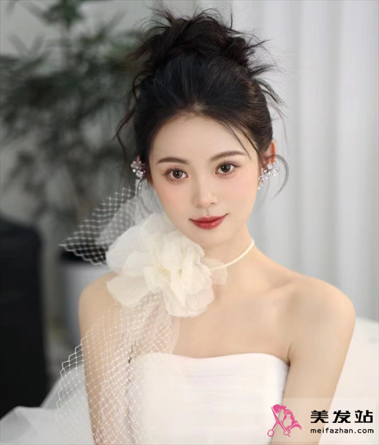 經(jīng)典丸子頭扎發(fā) 夏季清爽感發(fā)型