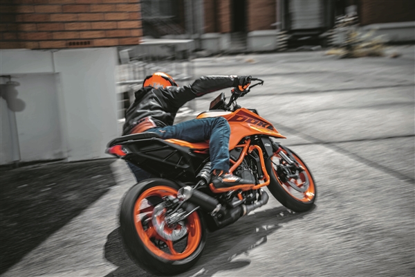3萬(wàn)9千8！全新KTM 390 DUKE上市：?jiǎn)胃姿臎_程可彈射起步