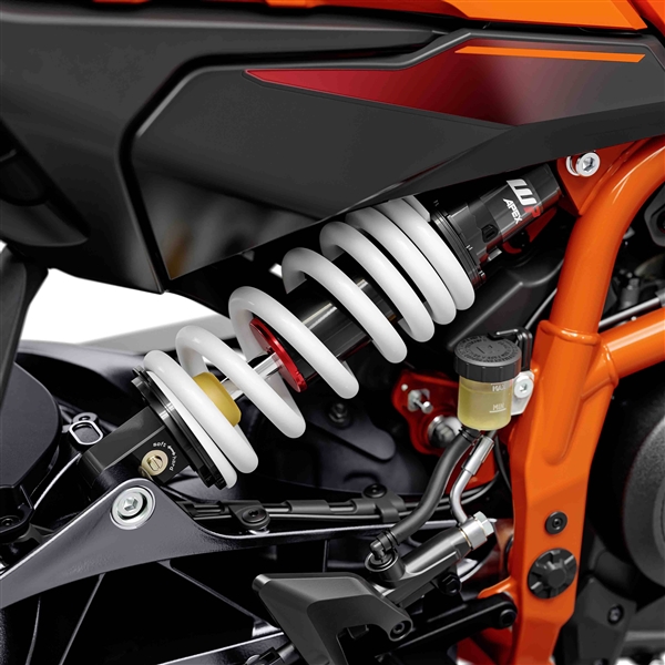 3萬(wàn)9千8！全新KTM 390 DUKE上市：?jiǎn)胃姿臎_程可彈射起步