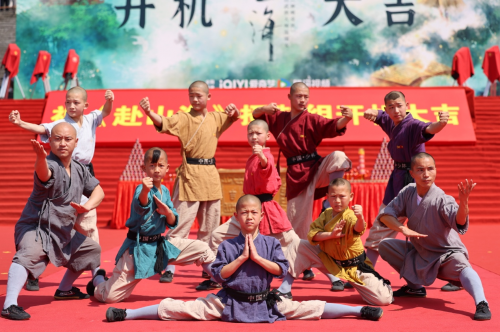 成毅武俠劇《赴山?！烽_機(jī) 少林七小俠現(xiàn)場(chǎng)助威