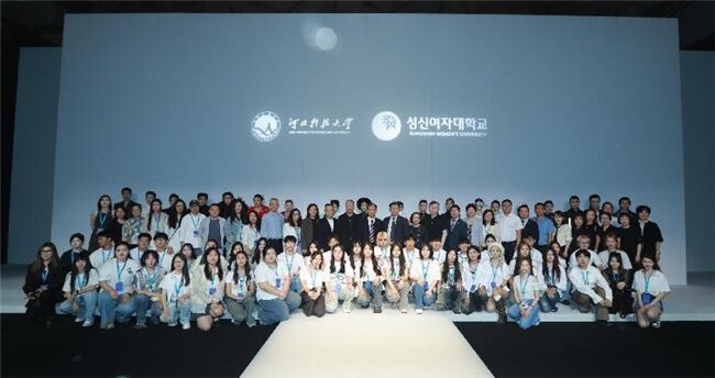河北科技大學(xué)&韓國(guó)誠(chéng)信女子大學(xué) 服裝與服飾設(shè)計(jì)專業(yè) 畢業(yè)作品亮相2024中國(guó)國(guó)際大學(xué)生時(shí)裝周