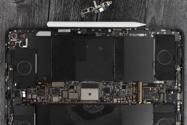 這回不容易掰彎了！蘋果新款iPad Pro暴力測試