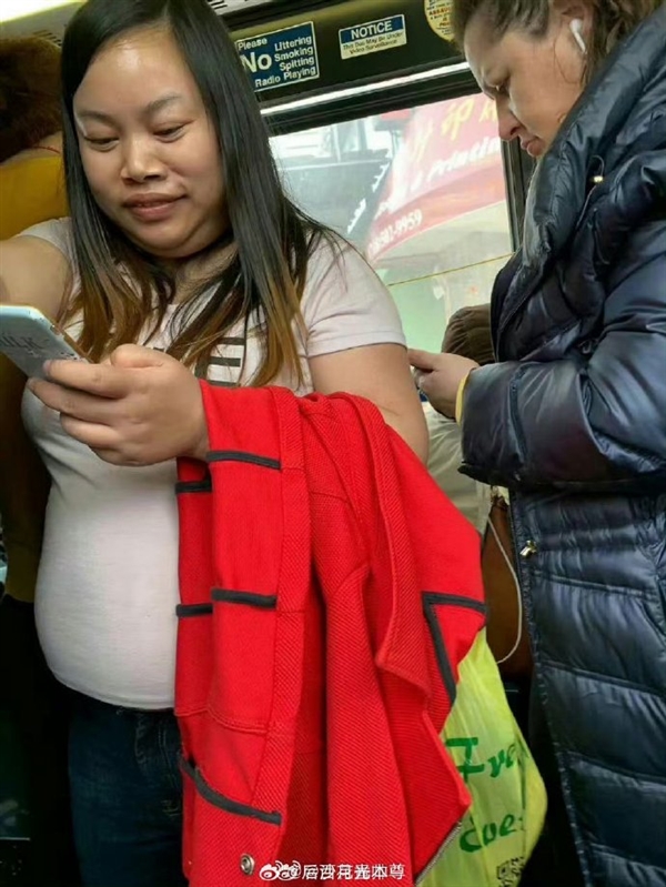 中國初代網(wǎng)紅在美國被偷拍 最新照引圍觀：鳳姐回應稱尊重隱私 拒絕偷拍