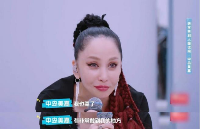 凡清受邀獻(xiàn)聲“申城之夜”群英歌舞晚會(huì)，用歌聲添暖意