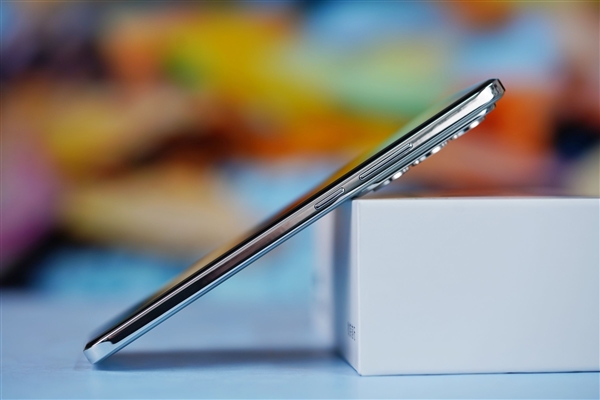 液態(tài)金屬般質(zhì)感！OPPO Reno12圖賞