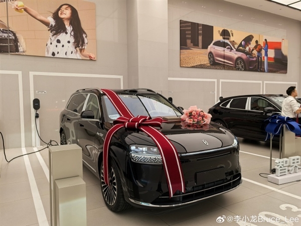 華為Mate之父李小龍喜提問界M9！網(wǎng)友點(diǎn)贊：應(yīng)該讓余董來交車