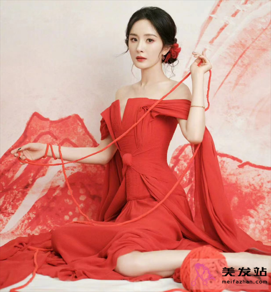 楊冪涂山紅紅造型 紅色紅裙盤(pán)發(fā)美翻了