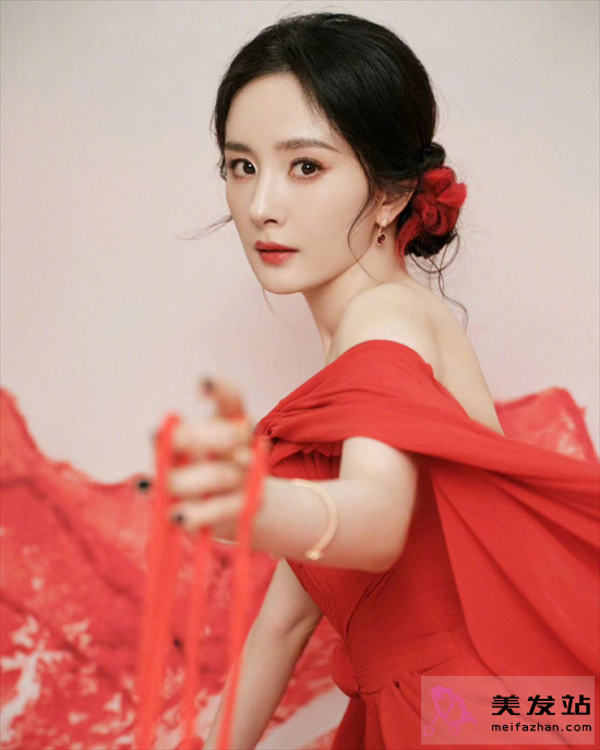 楊冪涂山紅紅造型 紅色紅裙盤(pán)發(fā)美翻了