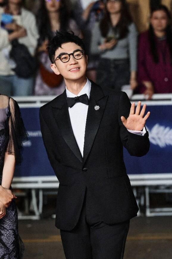 Chopard蕭邦-紅毯珠寶商 導(dǎo)演陳可辛，演員王傳君，導(dǎo)演、演員大鵬佩戴Chopard蕭邦珠寶腕表臻品 亮相第77屆戛納電影節(jié)《醬園弄》首映紅毯