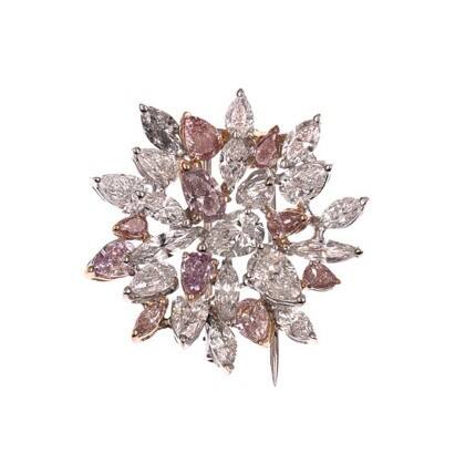 Chopard蕭邦-紅毯珠寶商 導(dǎo)演陳可辛，演員王傳君，導(dǎo)演、演員大鵬佩戴Chopard蕭邦珠寶腕表臻品 亮相第77屆戛納電影節(jié)《醬園弄》首映紅毯