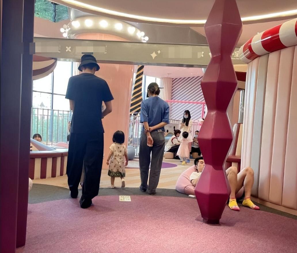 唐藝昕接女兒放學(xué)，張若昀4歲女兒近照 16