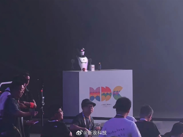 外形炫酷！人形機(jī)器人現(xiàn)身華為開發(fā)者大會