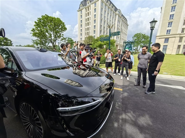 余承東邀請(qǐng)微博CEO試乘享界S9：空間很大 零重力座椅、投影都有