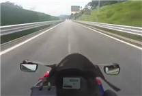 瘋狂！騎手150km/h闖高速收費(fèi)站：一己之力為禁摩做貢獻(xiàn)