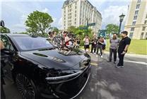 余承東邀請(qǐng)微博CEO試乘享界S9：空間很大 零重力座椅、投影都有