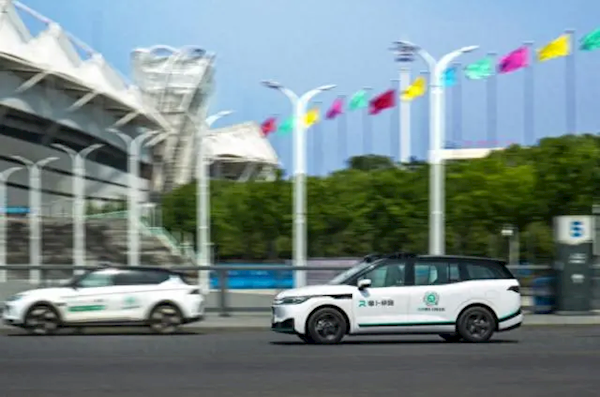 兩輛無人駕駛出租車窄路互不相讓 網(wǎng)友：看誰先沒電