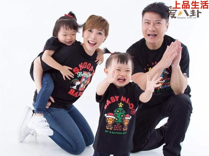 錢(qián)嘉樂(lè)湯盈盈一家四口
