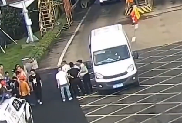 超員450%！6座車?yán)镉踩?3個(gè)人：司機(jī)駕照分一次性扣光