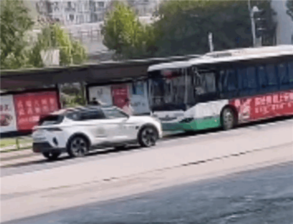 武漢街頭一蘿卜快跑無(wú)人車(chē)逼著公交車(chē)倒車(chē) 網(wǎng)友：整頓公交的一天