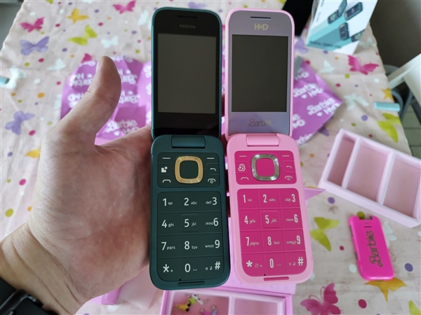 919元！HMD Barbie芭比聯(lián)名翻蓋機(jī)發(fā)布：粉色機(jī)身少女心爆棚
