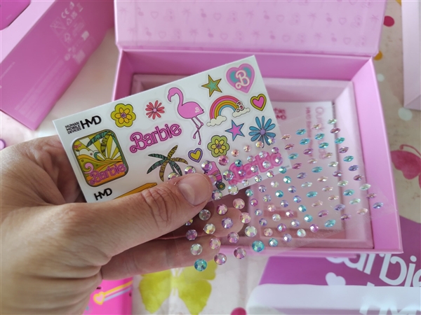 919元！HMD Barbie芭比聯(lián)名翻蓋機(jī)發(fā)布：粉色機(jī)身少女心爆棚