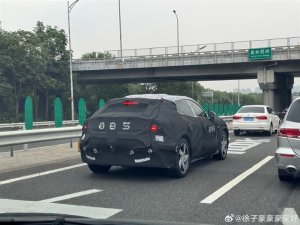 雷軍憋大招！小米SUV新諜照曝光：比SU7大多了、神似法拉利Purosangue