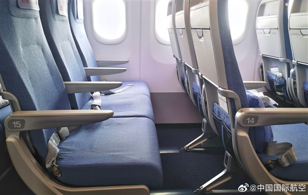 國航首架C919國產大飛機座艙細節(jié)：配有手機支架、60W USB-C接口
