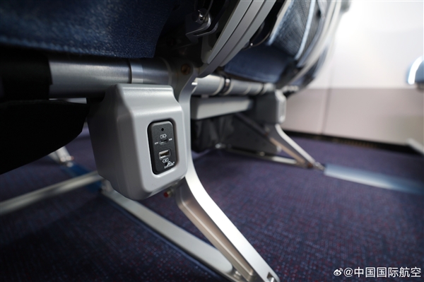 國航首架C919國產大飛機座艙細節(jié)：配有手機支架、60W USB-C接口