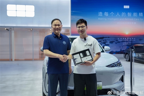 銷(xiāo)量坐火箭 第20000輛吉利銀河E5交車(chē)：李書(shū)福親自交付