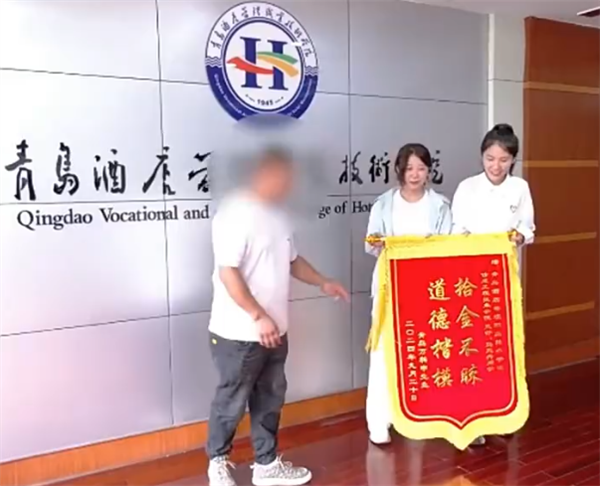 真拾金不昧！女大學生出門游玩撿到一斤黃金物歸原主：總價值超40萬元