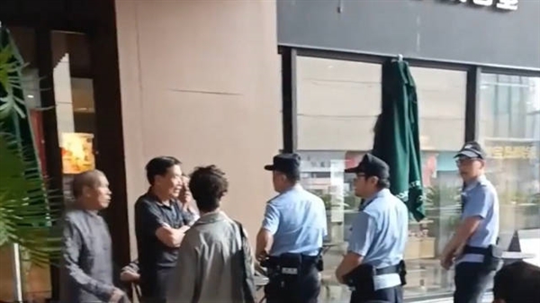 老人們坐星巴克門(mén)口被驅(qū)趕引熱議：官方回應(yīng)天天占座位打牌等