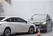 轎車鬧市突然失控撞向人群！湖北司機死死頂住 廣汽埃安為英雄車主獎勵霸王龍