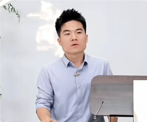 董宇輝回應(yīng)“居里夫人”事件時(shí)再出口誤！將釙讀為bu