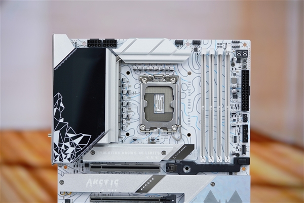 白色海景房必備！銘瑄Z890 Arctic主板圖賞