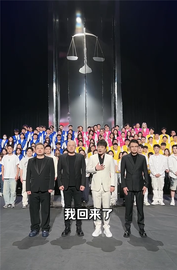 單膝跪地宣告回歸 網(wǎng)紅主播辛巴：現(xiàn)在是直播電商至暗時刻