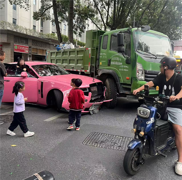 撞勞斯萊斯貨車司機兒子發(fā)聲：奔馳車是自己創(chuàng)業(yè)買的 沒想過裝窮不賠