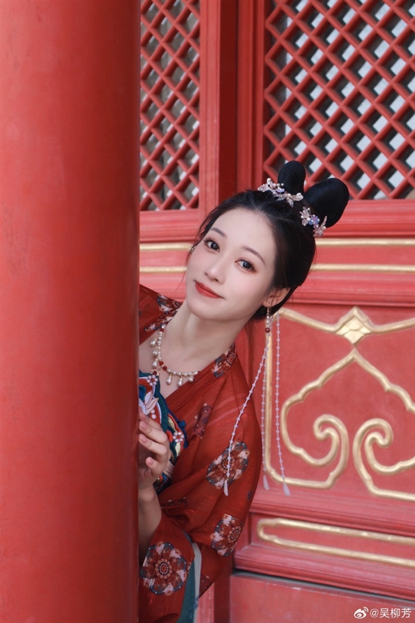 網(wǎng)友贊三觀正！吳柳芳：擦邊漲很多粉但我不稀罕 是公司要求只能聽從