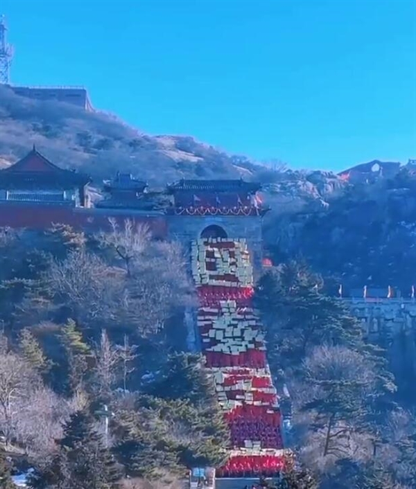 網(wǎng)友爬泰山遇央視跨年晚會(huì)彩排：場(chǎng)面壯觀