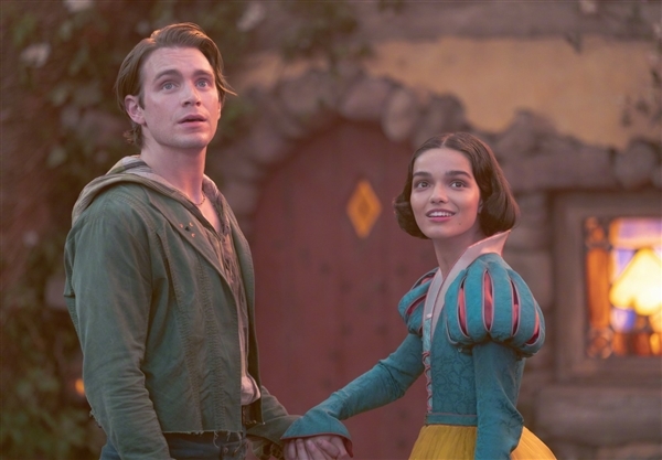 3月21日上映！《白雪公主》真人電影新劇照公開：毒皇后、公主同框